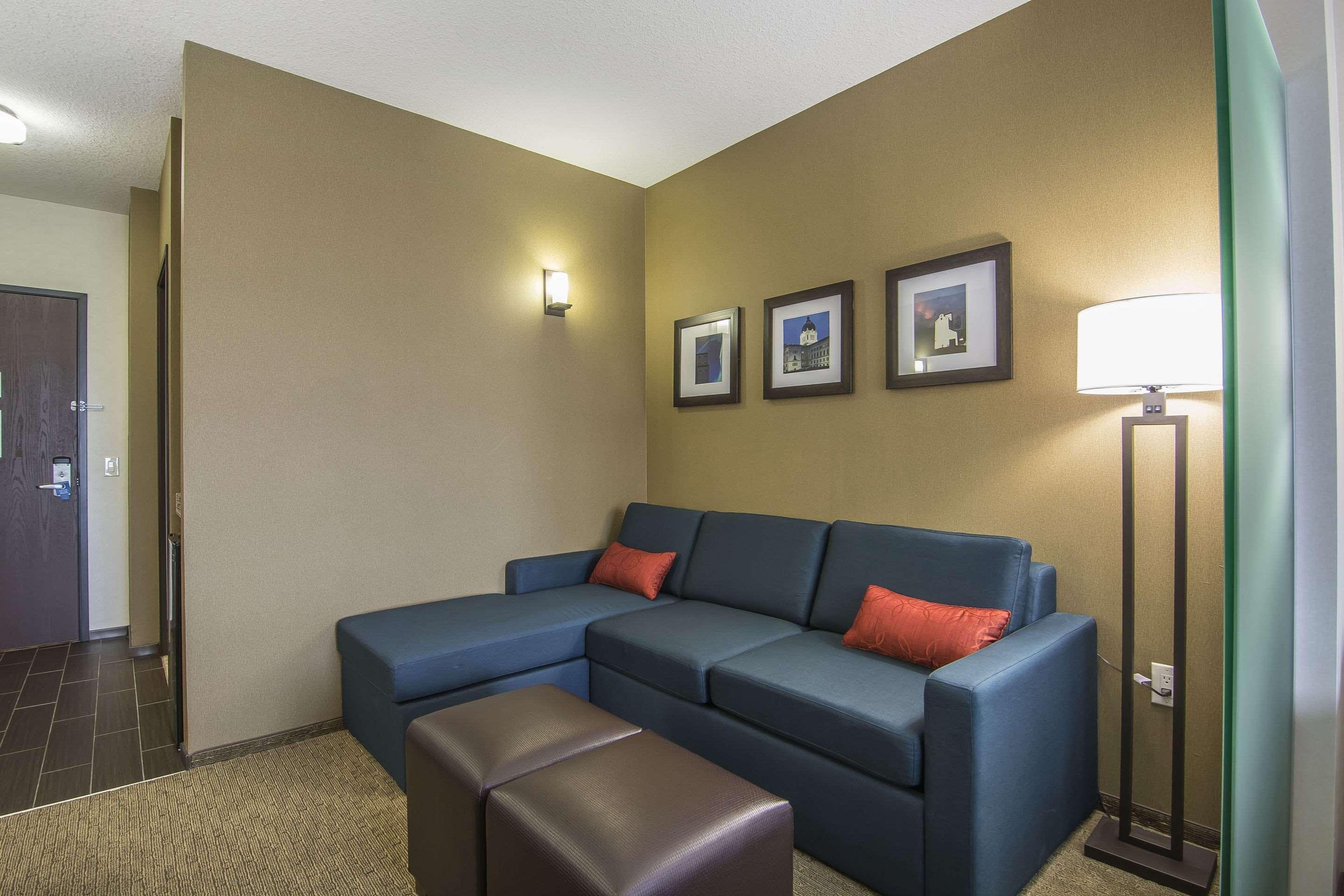Comfort Suites Regina Exterior foto